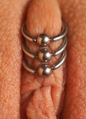 Пирсиньковая пизда. Проколотая киска с сережкой картинка 42