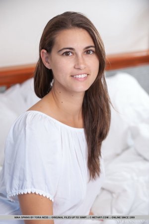 Сладкая молоденькая Нина Сфинкс обнажает свое великолепное тело на кровати Фото 2