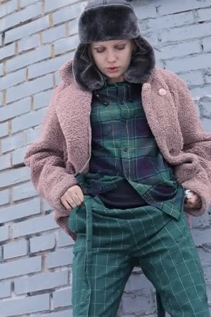 Кавказская девушка Вася писает на кирпичную стену в зимней одежде Фото 14