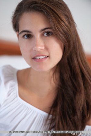 Сладкая молоденькая Нина Сфинкс обнажает свое великолепное тело на кровати Фото 6