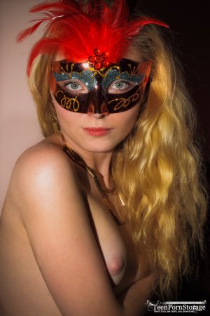 Молоденькая любительница Мила снимает свою маскарадную маску, показывая свою лысую щелочку Фото 11