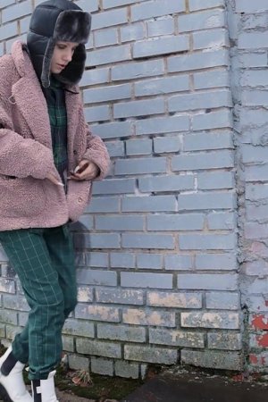 Кавказская девушка Вася писает на кирпичную стену в зимней одежде Фото 2