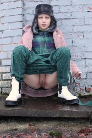 Кавказская девушка Вася писает на кирпичную стену в зимней одежде Фото 5