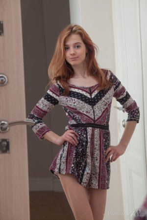 18-летняя рыжеволосая Рита снимает короткое платье, чтобы позировать в обнаженном виде Фото 5