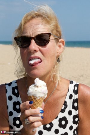 Блондинка Молли МИЛФ (Molly MILF) показывает свои сиськи и пизду на общественном пляже Фото 16