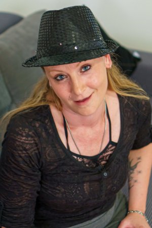 Пожилая леди Лана Орлова раздевается до туфель на плоской подошве перед сексом от первого лица Фото 3